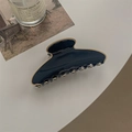 Détail de la pince à cheveux bicolore marine et crème avec une finition brillante - Marine Avec Bord Café (Acétate)