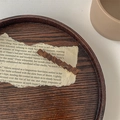 Detailansicht einer Vintage Haarspange mit Schildpattmuster und goldener Metallklammer - Dunkelkaffee
