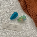 Détail de deux barrettes en acétate en forme de goutte en bleu et textures nacrées irisées - Série Acétate Bleu Lac