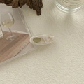 Elegante molletta ovale per capelli crema marmorizzata con logo dorato su fondo rustico - Bianco latte