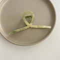 Elegante pinza de pelo grande en acetato verde claro con textura de mármol y muelle - Aspecto Verde Aceite