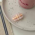 Nahaufnahme einer rosa karierten Haarklammer auf einem gepunkteten Porzellanteller - Achteckiger Rhombus-Clip