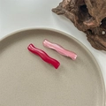 Détail de barrettes à cheveux ondulées en résine rouge foncé et rose nacré - Rouge Foncé et Rose Perlé (A010) / Rose