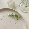 Detalle de pinza para el pelo en acetato verde con orejas de conejo y base metálica - Verde
