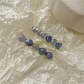 Détail de pinces à cheveux avec perles en acrylique marbré sur métal doré - Bleu Gelée