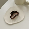 Dettaglio della molletta per capelli tartarugata marrone cioccolato con scritte bianche - Forma a Cuore / Marrone Cioccolato