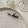 Detalle de pinza para el pelo de conejo en acetato con textura de mármol negro y gris - Negro
