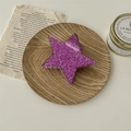 Gros plan d'une pince à cheveux étoile à paillettes violettes sur plateau en bois - Rouge Pailleté