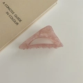 Detail van een roze marmeren haarklem van acetaat met een hol driehoekig ontwerp - Iriserend Roze