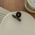 Detailansicht einer handgefertigten Mini-Haarklammer aus Acetat mit goldener Schrift - Schokoladenbraun