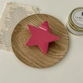Détail d'une pince à cheveux en forme d'étoile rose rouge sur un plateau en bois rustique - Rose Double Face