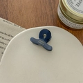 Detailansicht einer Mini-Haarklammer aus Acetat mit goldenem France Handmade Aufdruck - Dunkelblau