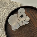 Detalle macro de una pinza para el pelo de acetato blanco perlado con forma de perro - Koala Grande