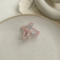 Détail de la pince à cheveux papillon en acétate avec dégradé bleu rose et évidements - Bleu Pâle