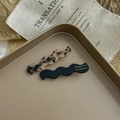 Detail von Schildpatt- und schwarzen Acetat-Haarspangen mit goldenem Logo auf Tablett - Leopard + Schwarz