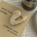 Detalle de la pinza para el pelo irregular de acetato con un acabado perlado fino - Esmaltado Marmoleado