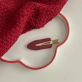 Dettaglio molletta per capelli in acetato bordeaux con retro in metallo dorato e scritte - Fermaglio Senza Segni Etichetta Oro