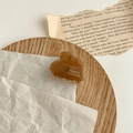 Vue détaillée de l'inscription « FRANCE Handmade » sur la pince à cheveux ambrée - Café