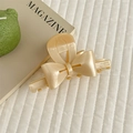 Dettaglio del fermaglio per capelli beige crema con scritta France Handmade - Giallo