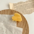 Détail d'une pince à cheveux cœur faite main en acétate crème avec gravure française - Jaune