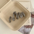 Makro-Detail der großen Haarklammer aus grauem Acetat mit robuster Metallfederung - Grau Wellenförmig Haarklammer