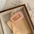 Detalle de la pinza de pelo de acetato mármol rosa claro con diseño rectangular hueco - Rojo Metálico