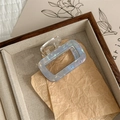Detalle de pinza para el pelo de acetato azul claro con textura de mármol nacarado - Azul Metálico