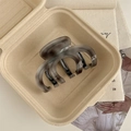 Makroaufnahme der großen Acetat-Haarklammer mit Marmormuster in einer beigen Geschenkbox - Grau Kürbis Haarklammer