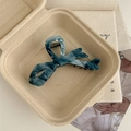 Detailansicht der dunkelblauen Acetat-Haarklammer mit Schleife und Marmortextur - Blau Schleife Haarklammer