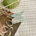 Detalle de pinza para el pelo azul claro con forma de cola de ballena y pedrería brillante - Estilo Mariposa