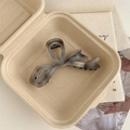 Detail der taupefarbenen Haarklammer mit starker Feder in einer Geschenkbox - Graue Schleife Haarklammer