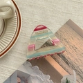Detail einer minimalistischen Dreiecks-Haarklammer aus Acetat mit pastellfarbenen Streifen - Rosa Blau Gestreift