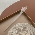 Bastoncino per capelli minimalista bianco crema in acetato con design ad ala traforata - Ricamo a Farfalla / Bianco