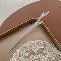Fermaglio per capelli minimalista bianco a forma di corno in finitura crema traslucida - Corno di drago / Bianco