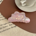 Détail d'une pince à cheveux nuage rose irisé avec texture nacrée sur support en cuir - Rose Métallique