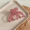 Primer plano de pinza de pelo de corazón rosa translúcido con grabado artesanal - Rosa Gelatina