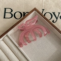 Detalle de pinza mariposa rosa con grabado France Handmade y textura de acetato de alta calidad - Rosa Gelatina