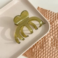 Vista detallada de la pinza de pelo de corazón verde oliva con grabado France Handmade - Verde Gelatina