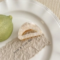 Gros plan détaillé de la pince à cheveux marbrée avec cadre doré sur une assiette artistique - Blanc Perle