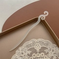 Pic à cheveux blanc translucide élégant au design minimaliste et motif de nuages traditionnel - Auspicieux / Blanc