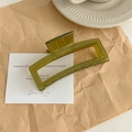 Primer plano de la pinza para el pelo cuadrada verde oliva con detalle France Handmade - Verde Gelatina
