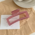 Detalle de pinza cuadrada de acrílico rosa con letras doradas de France Handmade - Rosa Gelatina