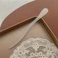 Épingle à cheveux minimaliste blanche en forme de S en résine dépolie pour style Hanfu - Suivi de l'ombre / Blanc