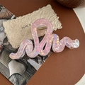 Detalle de pinza de pelo rosa nacarada ondulada con resorte de metal dorado en cuero - Púrpura Metálico