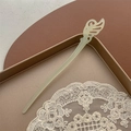 Pic à cheveux minimaliste jaune pâle avec design d'aile évidée pour femmes élégantes - Broderie de Papillon / Vert