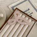 Detalle de pinza para el cabello rosa irisada con diseño de lazo en bandeja beige - Rosa Metálico