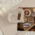 Détail d'une pince à cheveux irisée en forme de cœur avec ressort en métal doré - Blanc Iridescent