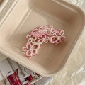 Dettaglio del fermaglio per capelli a fiore in acetato marmorizzato rosa con perle - Rosa e Beige