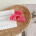 Detail van roze acetaat octopus haarklem met gouden France Handmade belettering - Rozerood