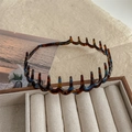 Dettaglio del cerchietto ondulato tartarugato con denti per volume e styling - Marrone Blu Lago